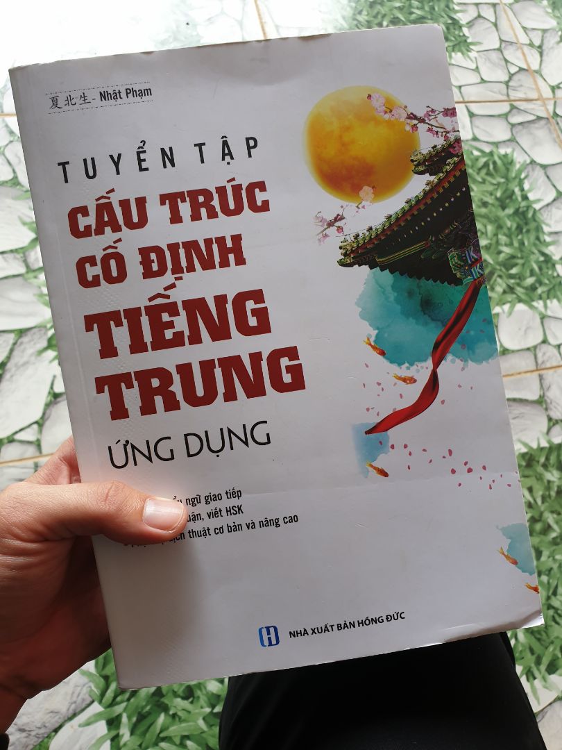 Gửi cho quyển sách cũ, nhăn và bẩn, để trong cái hộp giấy lỏng lẻo sơ sài, nhìn chả ra làm sao. Chán