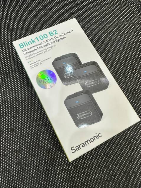 Micro saramonic 100 B2 này dòng mới khá ưng, bản này dùng cho 2 người, tương thích máy ảnh DSLR, máy quay phim, máy tính bảng, điện thoại. Thời gian sử dụng lên đến 10 giờ quá ưng.