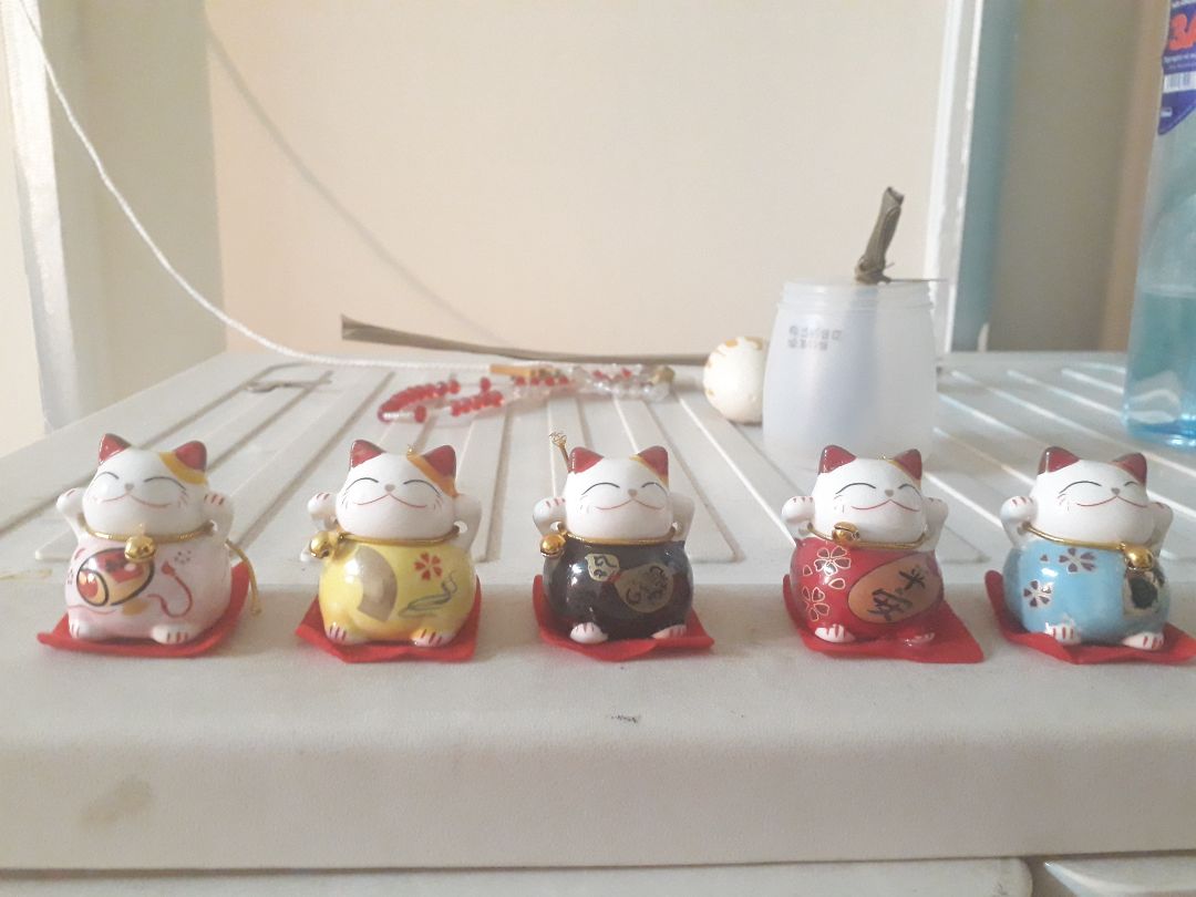 Tikinow lần này giao hơi chậm.
Bù lại chất lượng sản phẩm ok. Mình thấy sứ nhìn sáng với họa tiết vẽ của mèo khá tỉ mỉ. Mỗi con kèm theo 1 thảm ngồi nữa