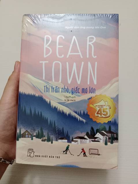 Hàng về nhanh, sách vô cùng đẹp, seal căng bóng, nhưng bị móp hơi nặng góc tập 1, nhưng mua với giá này thì quá ổn rồi, mình thấy nhiều bạn mua sách cũng bị trường hợp như thế này, mình mong các bạn sẽ cải thiện, đây là một tác phẩm mình vô cùng yêu thích, có lẽ sẽ quay lại mua tập 3, cảm ơn và mong bên đội ngũ khắc phục tình trạng này ạ. Vì giá trị của sách không những là nội dung, mà còn là bìa ấn phẩm, dàn trang, bookmark, chất lượng giấy,.. và hơn cả là thái độ và sự tôn trọng của đội ngũ dành cho khách hàng và những người hâm mộ cuốn sách này ạ, Các bạn ấy cũng như mình, cũng hy vọng nhận về một tác phẩm trọn vẹn để trải nghiệm. Nên mình mong đội ngũ sẽ cải thiện vấn đề này hơn.