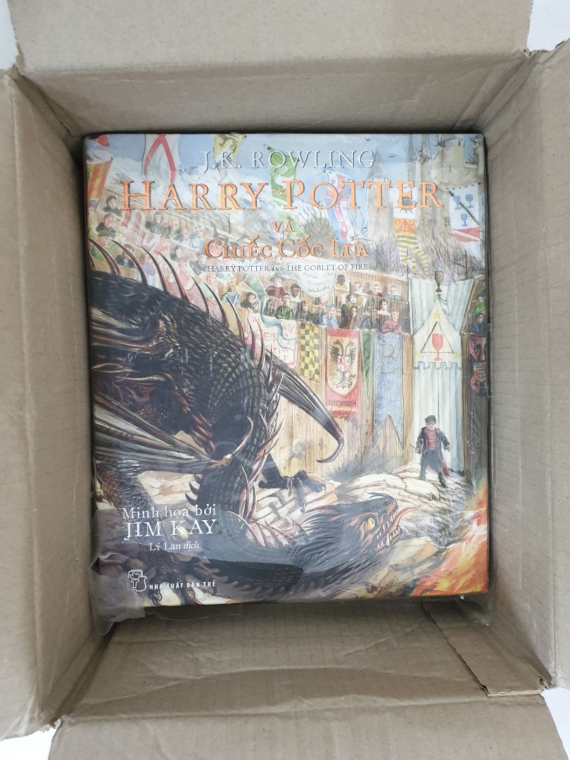 Mình đặt hàng ngày hôm qua, TIKI báo tuần sau giao nhưng hôm nay đã giao rồi. Rất nhanh, rất nguy hiểm luôn.
Tuy nhiên, sách bị tróc màng bọc rất nham nhở, dơ, bám bụi rất nhiều. Sách còn bị gãy góc, nhăn bìa. Mình đang yêu cầu đổi lại nhưng chưa thấy phản hồi.
Góp ý cho TIKI là giao hàng nhanh phải đi đôi với chất lượng nha!!!