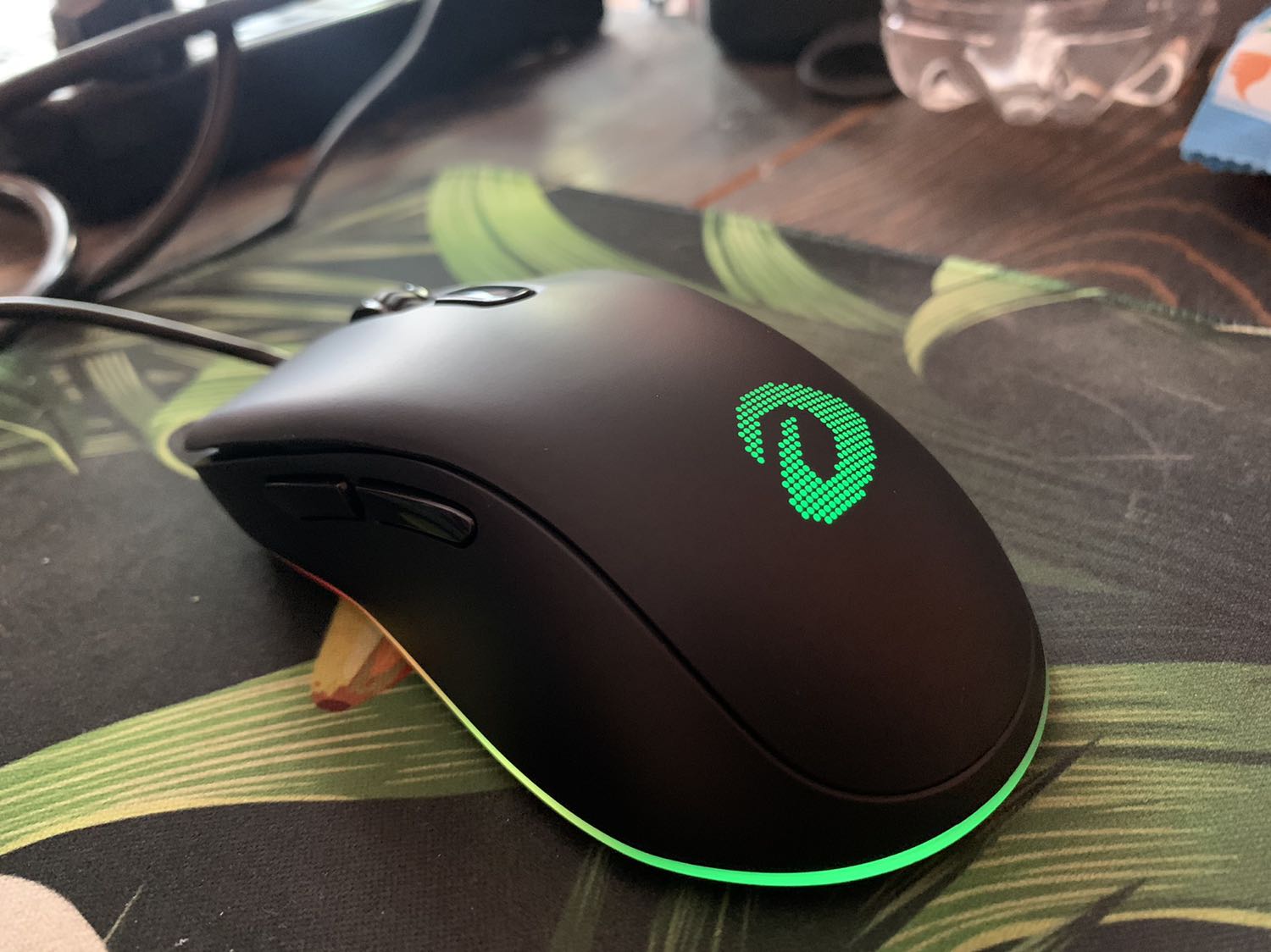 Chuột xài êm, khá ổn so với giá. Tuy nhiên vẫn có 2 khuyết điểm nhỏ chưa ưng lắm:
1. Dây khá cứng và nặng làm cho việc di chuột hơi khó khăn
2. Phải luôn mở ứng dụng driver trên desktop.

Về lâu dài chưa biết độ bền sao nhưng hiện tại đánh giá là tương đối ổn, đáng mua.