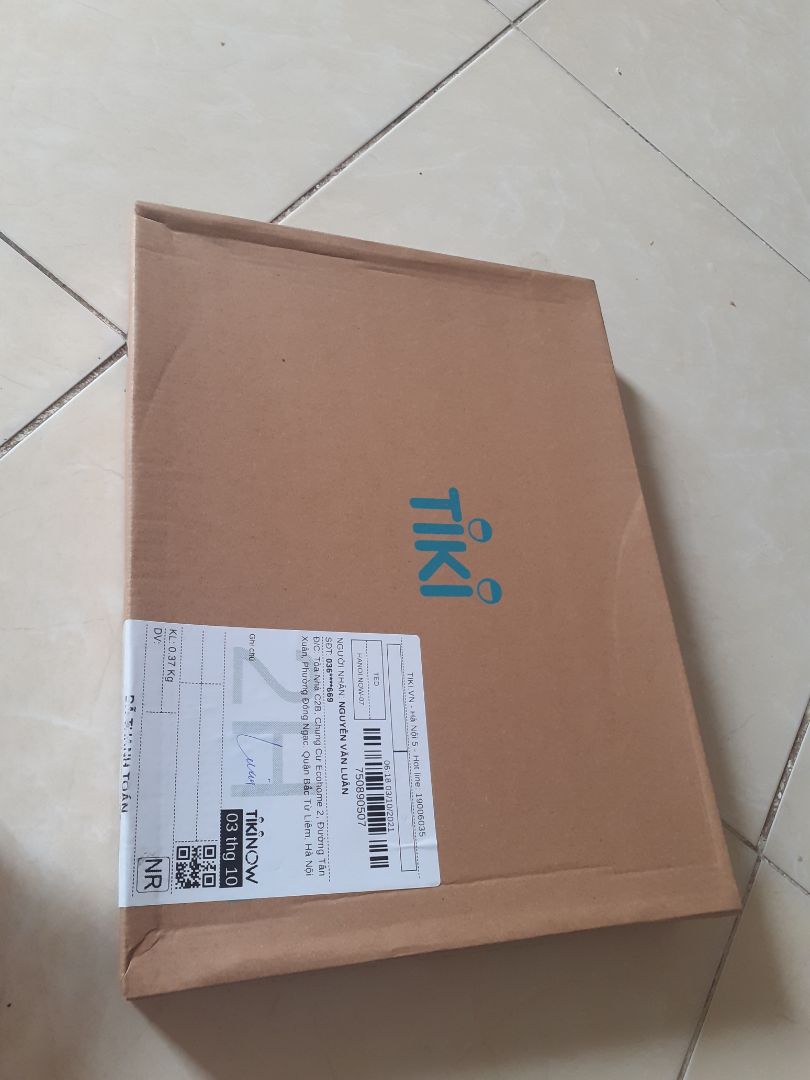 tiki đóng hộp quá đẹp và chắc chắn, mình luôn đánh giá tiki rất cao hơn shoppe... về khoản đóng gói.
sách đẹp, màu đẹp, nhẹ nhà ko bị gắt.
nội dung sách dễ thương, con rất thích.