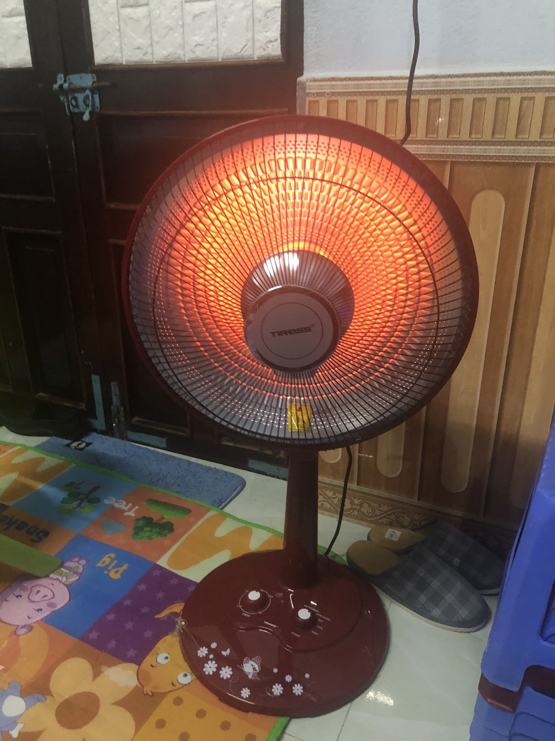 Sản phẩm chạy oke, nhưng có khuyết điểm thân quạt hơi yếu. Không được cứng cáp như mấy thân quạt mát mình dùng hằng ngày.