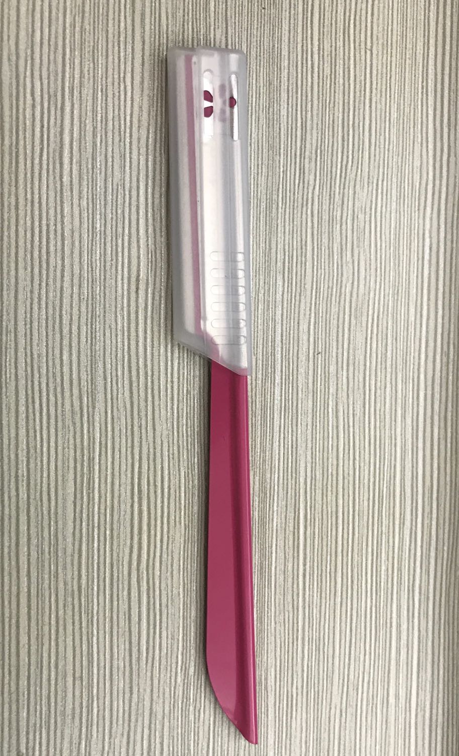 Khá bén, sản phẩm đúng mô tả, vận chuyển nhanh. 
Điểm trừ: nắp đậy với lỗ trống hơi hớ hênh làm mình đứt tay =.=