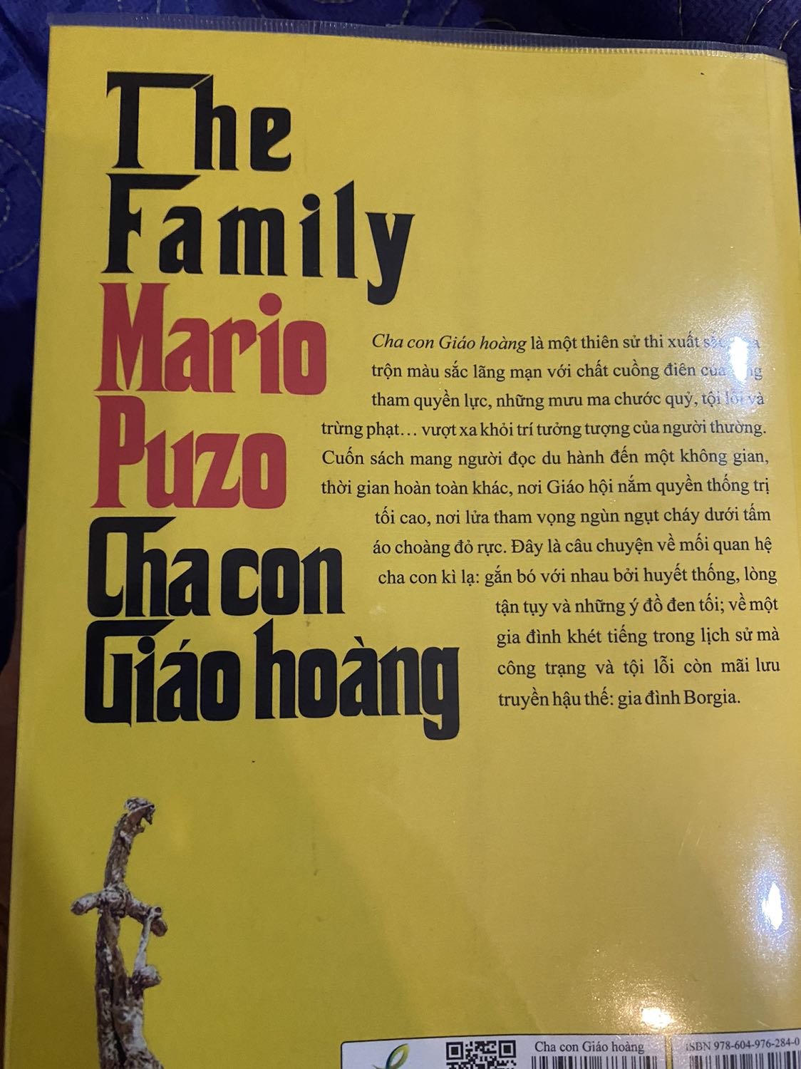 Đây được xem là cuốn sách cuối cùng Mario Puzo viết trước khi ông qua đời, và vợ ông đã giúp ông biên tập lại hoàn chỉnh.
Nội dung sách tập trung vào quá trình nắm giữ quyền lực cho đến khi sa cơ của gia đình Borgio (có vẻ là gia đình có thật trong lịch sử) cùng với lịch sử nước Ý trong thời kỳ Phục hưng. Mưu mô quyền lực, tình cảm loạn luân, hạnh phúc cá nhân bị hi sinh để bồi đắp cho sự thịnh vượng của gia tộc, tất cả cuối cùng đều nằm lại cùng với đất. Chỉ có cô gái Lucrezia tội nghiệp là còn sống để đưa tang cho người anh trai và cũng là tình yêu đầu đời của cô. 
Cảm giác sau cùng đọng lại là bi thương và chán nản với một thời kỳ xã hội như thế. Bù lại thì cuốn sách cũng cung cấp khá nhiều kiến thức về nước Ý thế kỷ 15, về những tài năng của thời kỳ này như Michelangelo, Leonardo da Vinci