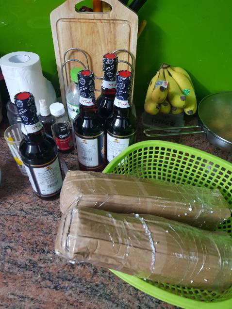 Tôi quê P.Thiết, đặc biệt thích và quen vị nước mắm dòng này. Chất lượng và vị thì ok khỏi bàn rồi. 
Tôi đã mua nhiều lần, có lần đều mua vài thùng đôi khi để gửi biếu người thân.
Lần này khá bất ngờ là hàng nhận được là 1 thùng xốp, phía trong gói kỹ từng chai, rất tận tâm. Có lẽ dạng thùng cũ đã có đôi lần vận chuyển bị vỡ chai bên trong chăng.
Tuy nhiên thiết nghĩ công ty nên tìm một đối tác làm đóng gói tốt hơn, sẽ có những thiết kế thùng vừa giữ an toàn được cho từng chai riêng lẻ bên trong, vừa thẩm mỹ.
Thêm nữa có lẽ nên có một thiết kế tốt hơn cho phần nắp chai, vì mặc dù tôi nhận hàng được gói cẩn thận như vậy nhưng vẫn có 1 ít nước mắm rỉ ra từ chai.