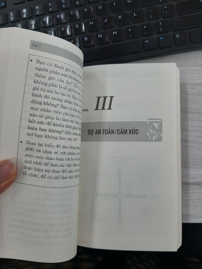 Mình đang đọc cuốn sách này. Rất nhiều kiến thức hay có thể áp dụng . Chi tiết, rõ ràng, đúng thực tế . Nội dung đối với mình rất tuyệt với. Sách hay nên quay review lại cho shop.  Ace nào muốn phát triển bản thân nên mua 1 em về ngay và luôn