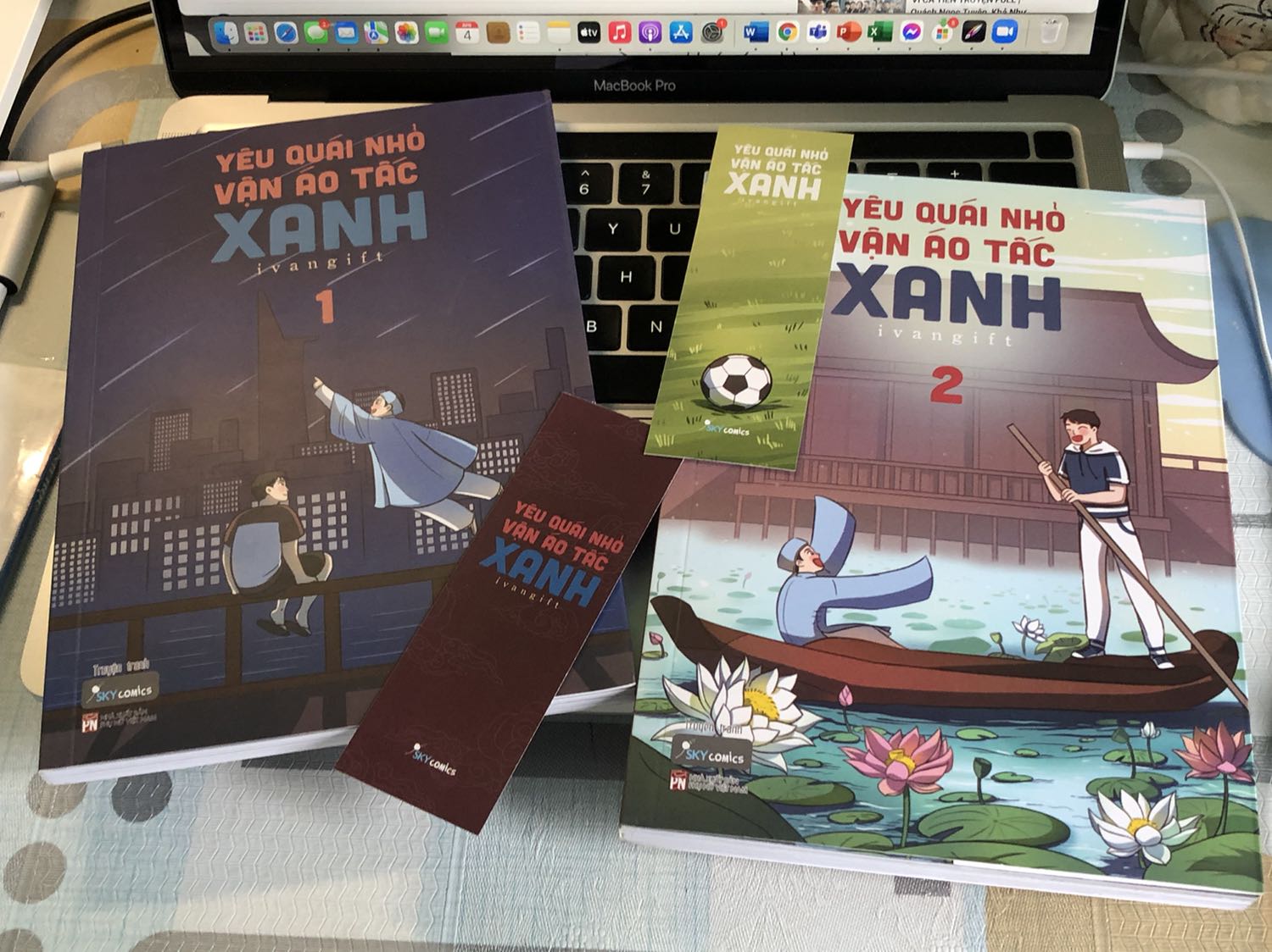 Giao e nhanh hơn dự tính :3 sách kh seal, kh bọc chống sốc, tổ độ sao mà nó df mỗi cuốn 2 góc :)) may mà chưa rách gáy kh chắc t khóc 🥲