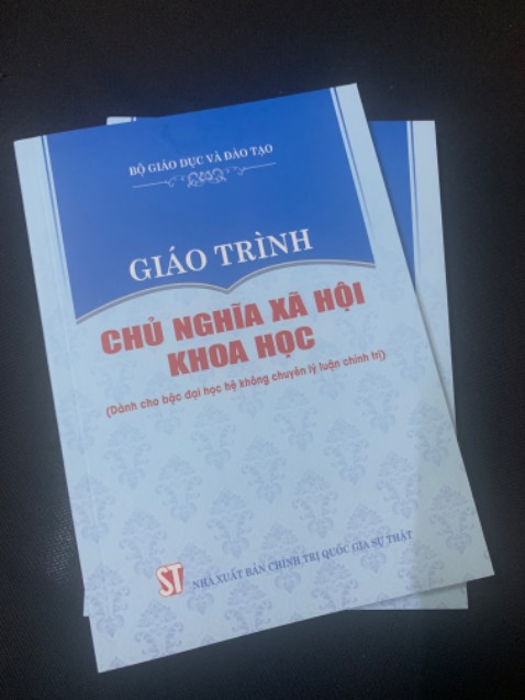 Hàng được giao nhanh, đóng gói cẩn thận. Phía nhà sách còn tặng thêm voucher cho mình nữa. Giáo trình chuẩn, in rõ ràng, chữ sắc nét.