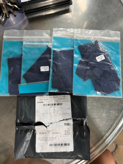 Shop đăng combo 4 quần 4 màu khác nhau mà giao 4 quần chỉ 1 màu. Đăng bán và giao hàng ko uy tín. Treo đầu dê bán thịt ***, làm phiền và mất thời gian người mua.