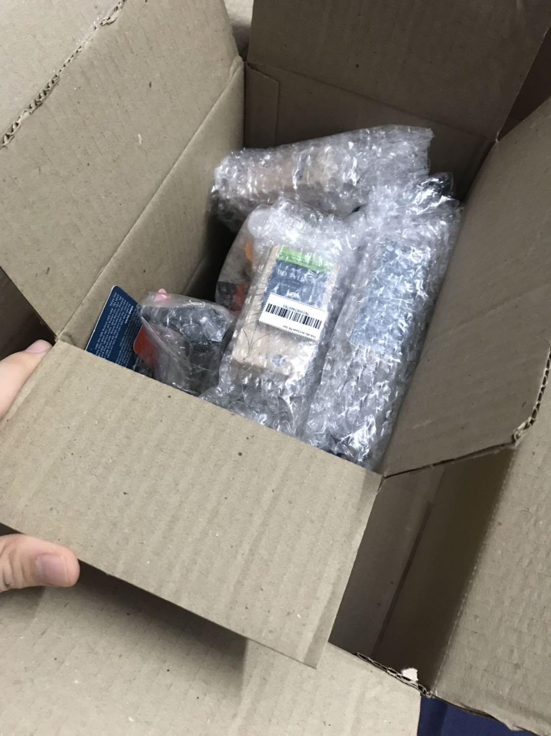 Giao hàng nhanh, bao nhãn chai cg rất đẹp. Có mất chai xịt phòng này tiện lợi lắm lun, ăn uống xong lấy ra xịt rồi lau bằng khăn giấy cái là sạch sẽ thơm tho. Mùi sả chanh xịt thấy bay mùi thức ăn nhanh chóng mà ko gắt nạ còn oải hương mình dùng xịt trong phòng ngủ với quần áo cho thơm. Thanks shop nhìu, shop hỗ trợ rất nhiệt tình.