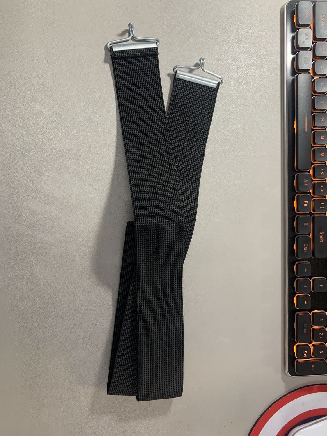 Bàn phím bấm nhẹ là đã nhạy chữ, đỡ đau tay cho mấy tay văn phòng suốt ngày gõ gõ bấm bấm. Nhìn đẹp mắt nữa, xịn xò. Nghe tiếng gõ cũng khá êm ấm, thẳng taycho 5 sao vì độ nhje nhàng xịn xò. Về lâu dài thì có trời mới biết khi nào hư. Ahihi