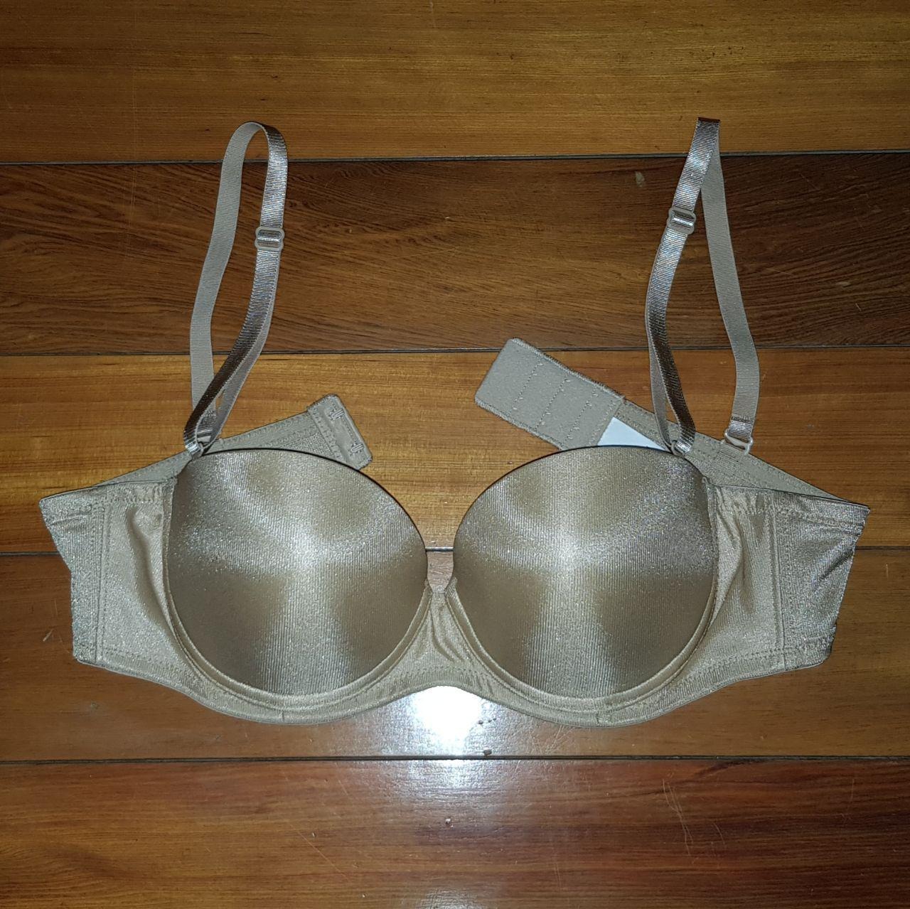 Áo đẹp và chất lượng tốt. Áo có gọng, lót mỏng, có miếng push-up có thể tháo rời nên phù hợp với cả bạn thích mặc độn và không độn. Mình đã thay qua 2 đời mẫu áo này, và sẽ tiếp tục mua nếu Triumph vẫn sản xuất.
Tiki vẫn giao hàng đúng hẹn như mọi khi. Thanks!