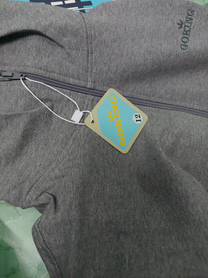 Hàng ổn, dày dặn chứ ko thấy mỏng như 1 số nhận xét nè. Shop hỗ trợ đổi khi không vừa size, có điều check và trả lời tin nhắn hơi lâu thôi. Túi thì chắc khỏi phải nói rồi ha, vì khoái áo nhiều túi nên mới mua mà =)) tha hồ đựng đồ