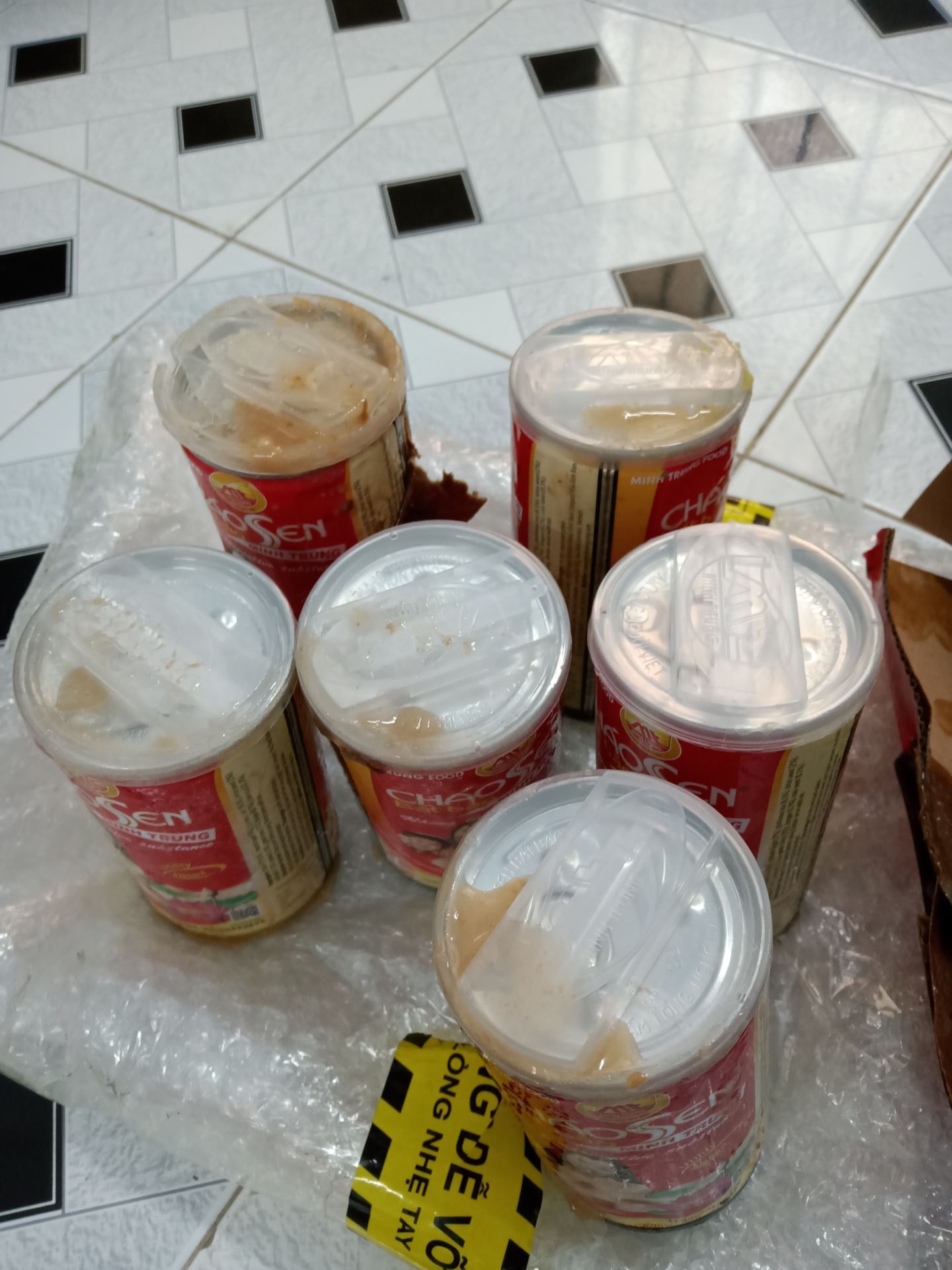 Shop đóng gói hàng có bọc chống sốc bên ngoài nhưng chẳng có tác dụng gì, *** bị bung cháo đổ bầy nhảy ra ngoài, lúc mở ra bốc mùi cực kỳ khó chịu, sẽ không mua lại.