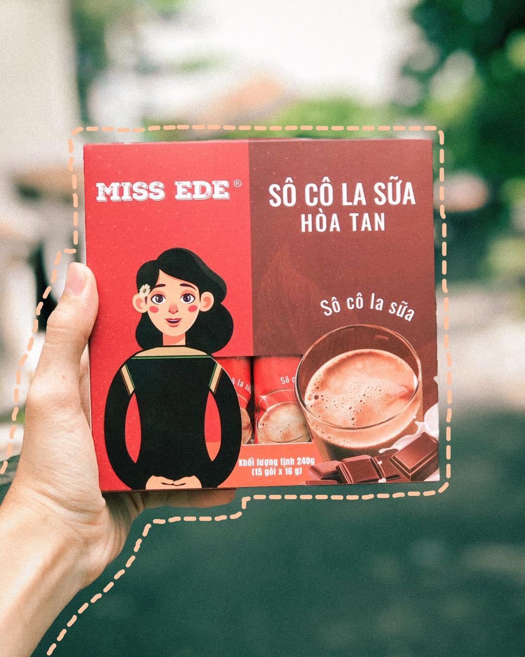 Sản phẩm đóng gói cẩn thận 
Hộp sản phẩm thiết kế xinh xắn mua tặng quà bao xịn luôn nhé. 
Sau 7749 lần trải nghiệm mình đã tìm thấy được chân ái rồi quý dị . Sô cô la sữa đậm vị uống rất ngon nghe đồn 1 gói chỉ có 70calo tha hồ uống k lo mặp. 
Các bạn nào mà nghiền sô cô la nên mua em nó nhé. À đặc biệt các bạn nữ nên có em này nhé. 
- Bức thứ nhất vì hộp em nó quá xinh nên đã tranh thủ nháy vội để feedback tới shop
- Bức thứ hai là bữa sáng nhanh - gọn- thơm ngon của tui và chiếc Sô cô la chân ái của shop đó.