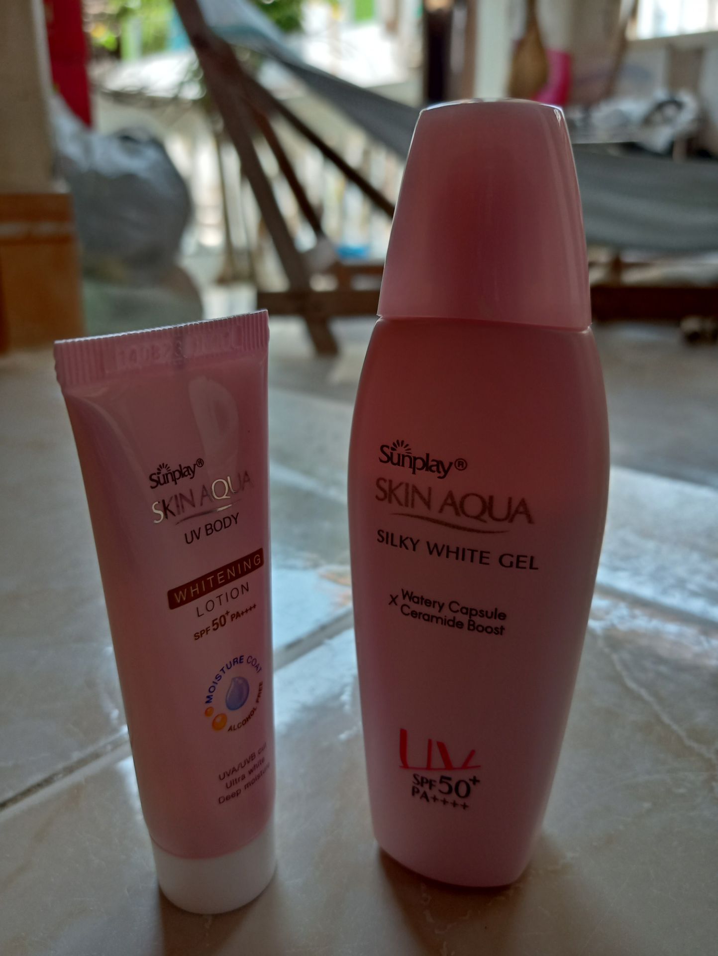 sản phẩm tốt  thẩm nhanh không bị bết  nhẹ tênh  và chai to nhiều như các bạn đã xem trong ảnh thì nó cỡ 2/3 chai được tặng thêm một chai kem chống nắng nữa nên rất thích giao hàng nhanh hơn dự kiến một ngày chất lượng ok