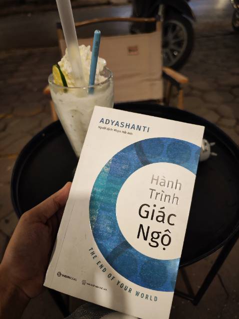 Rất hay

Đọc lại lần 2 bởi lần 1 đọc mãi không hiểu.

Đây là 1 quyển sách thật sự cần đọc, trải nghiệm và quay lại nghiền ngẫm

Mặc dù thầy Adyashanti giảng dạy về  thức tỉnh tâm linh và tôn vinh dòng Thiền của mình nhưng luôn nhấn mạnh tầm quan trọng của việc không dựa vào một người thầy hay phương pháp cụ thể nào để nhận thực mà kinh nghiệm trực tiếp của bản thân và không sợ hãi khám phá địa hạt cuộc sống của mình mới là rất quan trọng và việc tin vào một số ít người được chọn lựa mới có khả năng thức tỉnh tâm linh là điều trở ngại trong quá trình khám phá của chúng ta, bởi vì chúng ta đang chỉ tin vào một giới hạn không có thực do chính chúng ta tự áp đặt.

- page 27: Bạn cần phải sẵn sàng đặt câu hỏi về mọi thứ, dừng lại và tự hỏi mình: "Tôi có thực sự biết cái điều tôi nghĩ là mình biết, hay tôi chỉ vay mượn niềm tin và ý kiến của người khác?" và Đừng nhầm ngón tay chỉ trăng là mặt trăng-