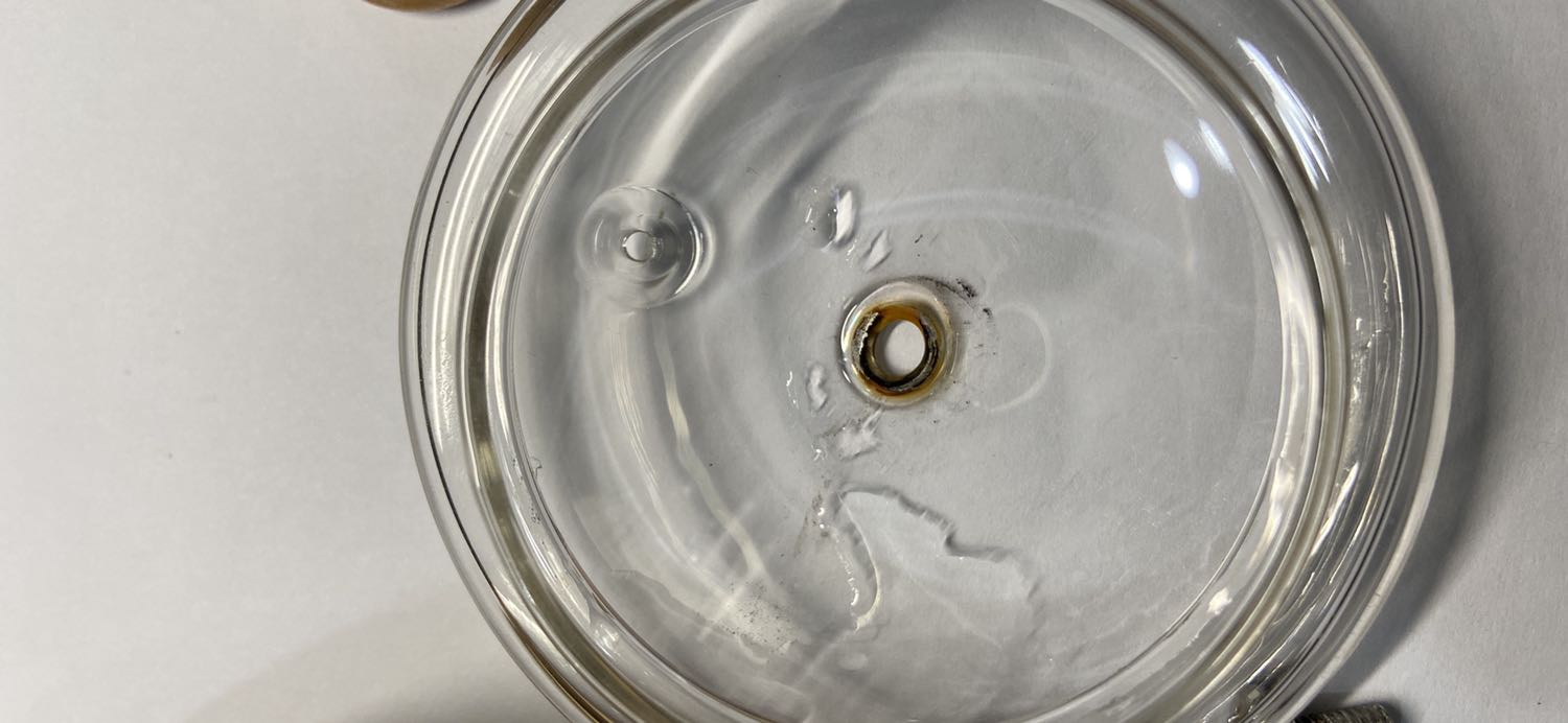 Ấm để pha trà nhưng phần nắp dùng ốc vít bằng kim loại rỉ sét. Mới dùng được 3 ngày thì phát hiện rỉ sét rơi vào nước uống. Sản phẩm dùng chất liệu không đảm bảo an toàn sức khỏe ! Rất thất vọng !