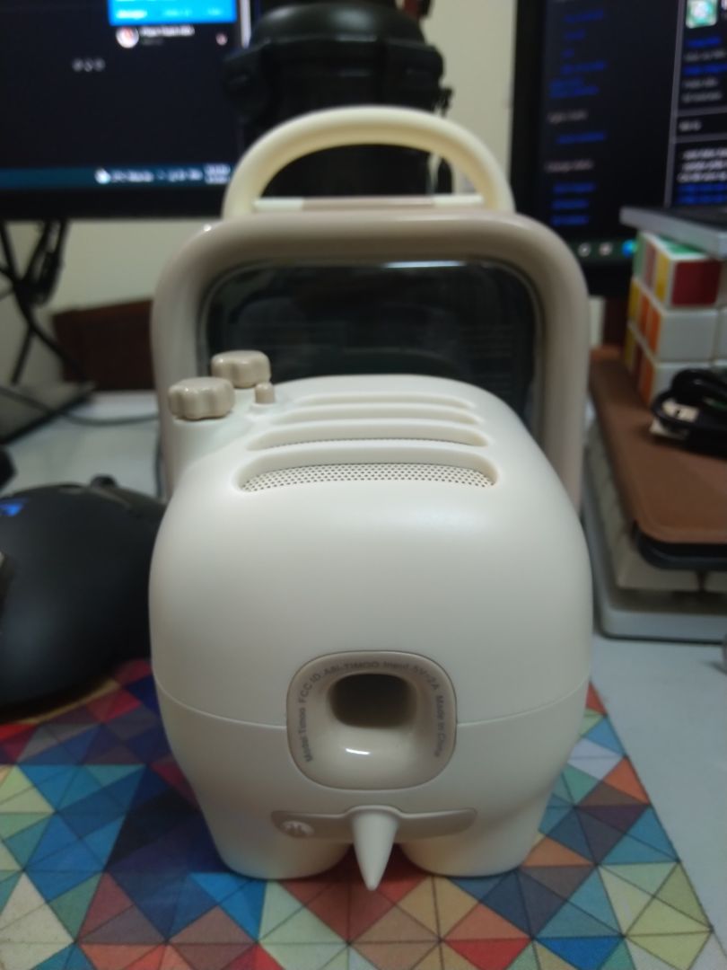 Lần đầu mình dùng loa bluetooth độc đáo như này, thoả mãn cả phần nghe lẫn nhìn. Âm thanh to rõ, âm bass vừa phải nên hợp với thể loại nhạc acoustic hơn là edm. Màn hình tuy chỉ hiển thị hình ảnh 8 bit nhưng rất sắc nét, màu sắc rực rỡ. App trên điện thoại hỗ trợ nhiều tính năng, dễ sử dụng, bluetooth kết nối nhanh. Ban đầu mình tưởng nút trên loa chỉ xoay, hoá ra còn ấn được để dừng, tua bài trước/tiếp theo