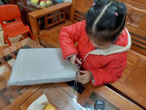 Rất đáng mua, sản phẩm dày, có thể gấp gọn lại hợp lý, tiện lợi, chất vải là loại không dệt, mình mua 2 màu là xám và kem, đều đẹp. mình thích màu kem hơn.! ở đây mình mua có nắp, mình mua chỗ khác loại không nắp nên nhìn không đẹp bằng!! chất lượng hàng tốt. phù hợp với tiêu chuẩn của mình. duy chỉ ship hàng hơi lâu vì mình ở SG nên hơi đợi 1 chút.. Nếu mà hộp vải cao hơn 1 chút nữa thì ok, thấy hơi thấp!!