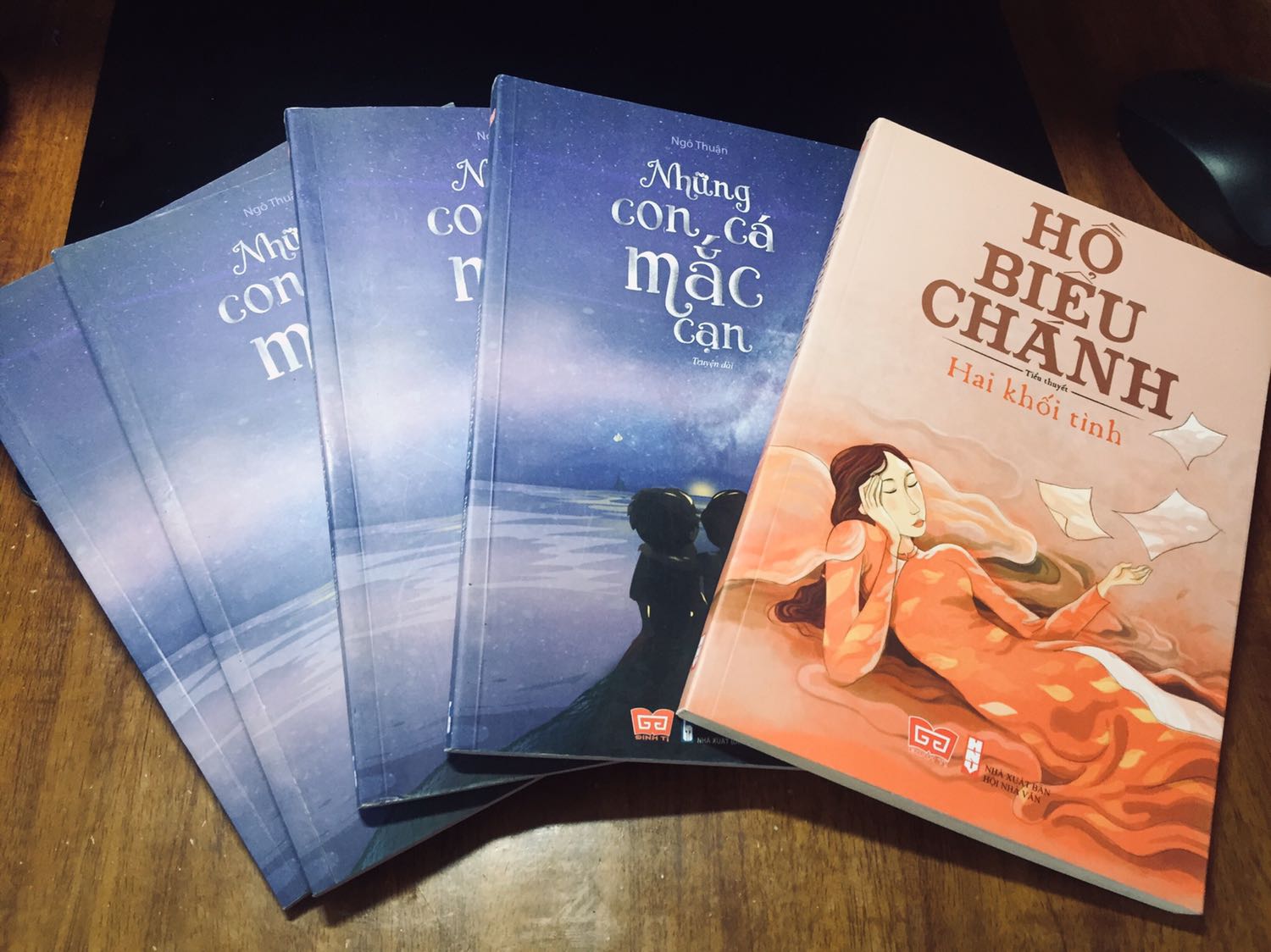 Đúng là của sale mạnh nên chỉ z thôi :(( bẩn nè, có vẻ bị đọc qua tay nhiều người rồi, có mốc nữa huhu, nhưng thôi :(( có 10k/q. Hơi bất ngờ vì nó quá mỏng ?‍♀️