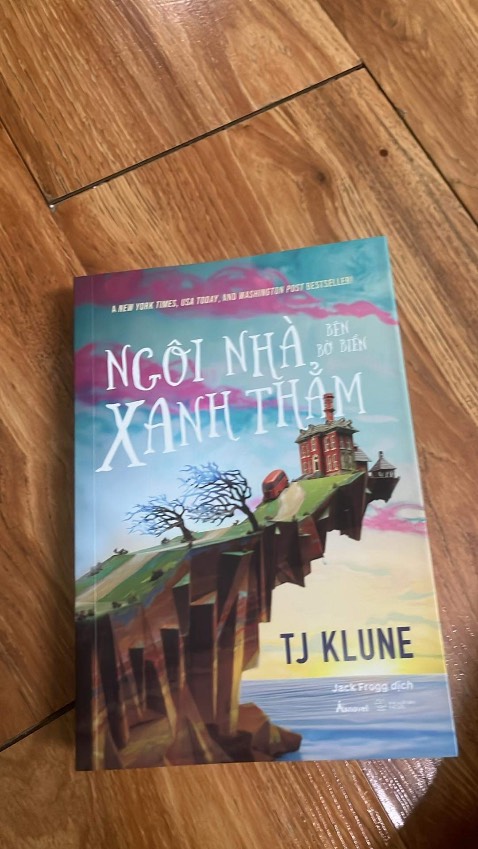 Ở điểm bắt đầu mình cảm thấy có vẻ hơi chán 1 xíu, một phần vì Linus có chút nhu nhược (thật ra ở thế giới người lớn mình cũng cảm thấy như vậy). Nhưng mọi chuyện thay đổi khi Linus gặp gỡ những đứa trẻ. Dù bọn nhỏ từng là những đứa trẻ đầy thương tích vì bị tổn thương, cần được chữa lành, thế nhưng mình cảm nhận được Linus được chính bọn trẻ chữa lành. 

Mình cảm thấy Linus giống hầu hết người lớn (trong đó có mình) luôn theo quy tắc luật lệ dù nó vô tình đến mấy, chấp nhận và sống (mình nghĩ là tồn tại thì đúng hơn) một cuộc đời tẻ nhạt với một lối nghĩ an toàn. Mình đồng cảm vì mình cũng vậy. 

Đứa trẻ trong tâm hồn Linus được cứu rỗi bởi tình yêu thương, khơi dậy sự lương thiện, và điều anh ta muốn làm.  

Ngoài ra, những đứa trẻ cũng được chữa lành và trở thành người chúng nó muốn chứ không phải điều mà người khác muốn. Mình nghĩ điều này rất nhân văn. 

Bạn không muốn đến đây ư? - câu hỏi xuyên suốt câu chuyện và đã có lời giải đáp ở cuối cùng, câu hỏi tựa như điều mà đứa trẻ trong tâm hồn của Linus luôn trăn trở và mong một lời giải đáp từ chính anh ta.

Có yếu tố LGBT và rất rất ngọt ngào. Mình đọc mà luôn miệng dễ thương quáa.

Một cuốn sách chữa lành nhẹ nhàng đáng đọc nha.