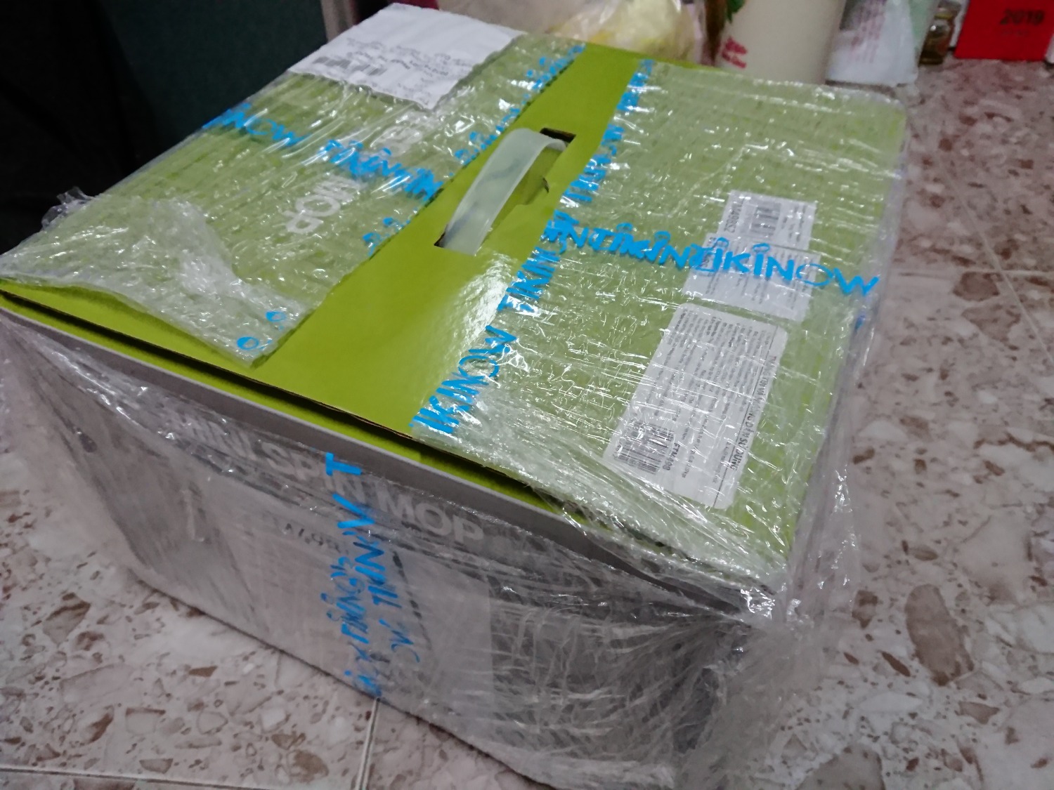 Một thiết kế thông minh nhỏ gọn của bộ lau nhà.
Giặt bông ở dưới thấp, vắt bông ở trên cao mà không phải chia ra hai phần diện tích vắt riêng giặt riêng.
Trục xoay và cây vắt có khớp kết nối với nhau nên dễ gắn vào cũng như tháo ra (nghiên cây sẽ lấy ra được). 
Cây lau ráp lại từ ba đoạn ngắn, tiện lợi trong việc đóng gói.
Bông lau mịn, chất lượng tốt.
Nhựa, chất lượng gia công đẹp, trục xoay êm.
Để sử dụng cho dễ, khi cây lau vào khớp với trục xoay, nhấc nhẹ lên rồi thả xuống để chọn chế độ giặt/vắt tương tự như sử dụng bút bi bấm.