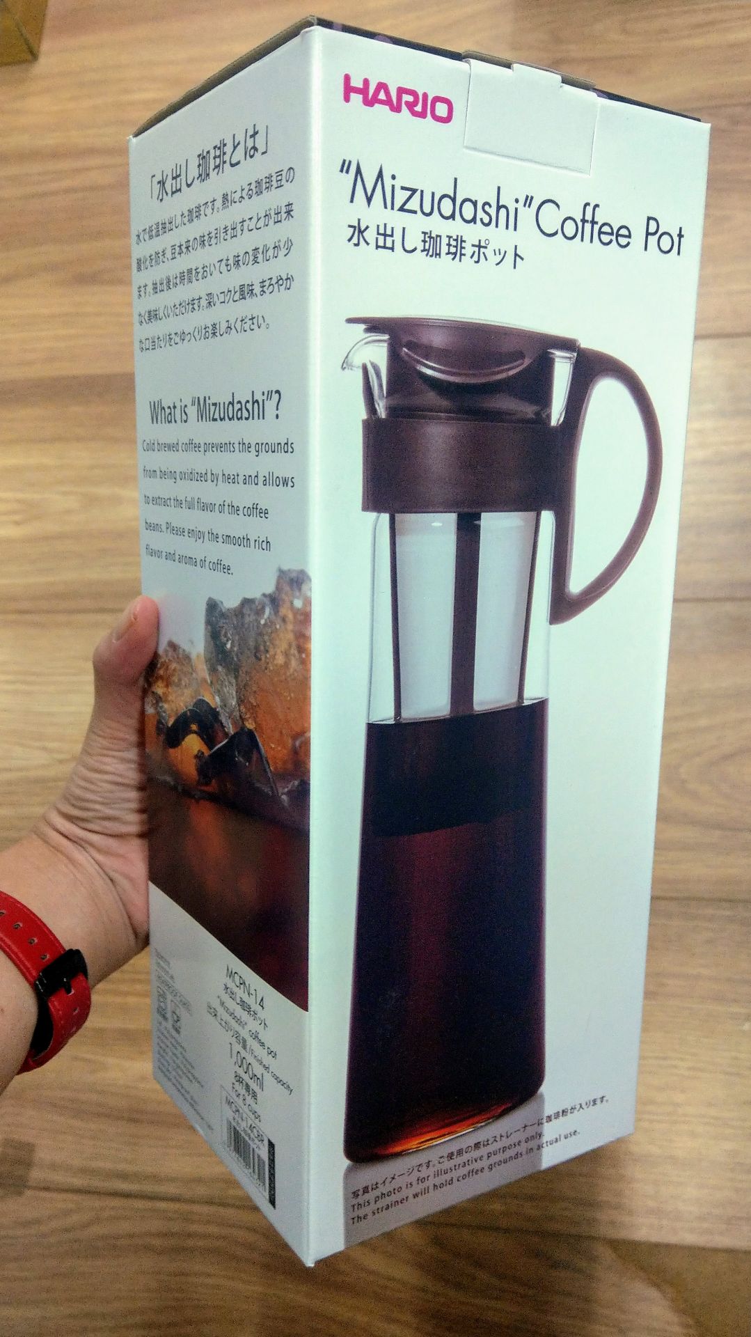 Nghe nói Cold Brew pha dễ òm nên thay vì bỏ 50-60k ra tiệm uống 1 ly thì mua luôn cái bình pha chuyên dụng của Hario về mần luôn cho tiết kiệm. 
Thử pha theo hướng dẫn thì đúng là dễ òm thiệt. Nhưng có thể tùy gu nên cần vài lần thử nghiệm để pha cho đậm nhạt đúng gu mình thôi. 
Bình nhẹ cực kỳ, không nặng như mình tưởng tượng về mấy bình thủy tinh. Mẫu mã cũng đẹp nữa. Hơi tham nên mua cái bình hơi bự so với nhu cầu, nhưng mà cafe ủ lạnh thì để tủ lạnh qua ngày cũng ko sao. 
Mình chưa từng mua hàng online mà nhận sản phẩm được đóng gói cẩn thận đến vậy, dù sản phẩm là thủy tinh đi nữa. Lúc nhận hàng Tiki giao rất háo hức mở ra xem mà bóc hết lớp này đến lớp kia, có hơi bị nóng ruột một tí. Shop cẩn thận dữ thần ?