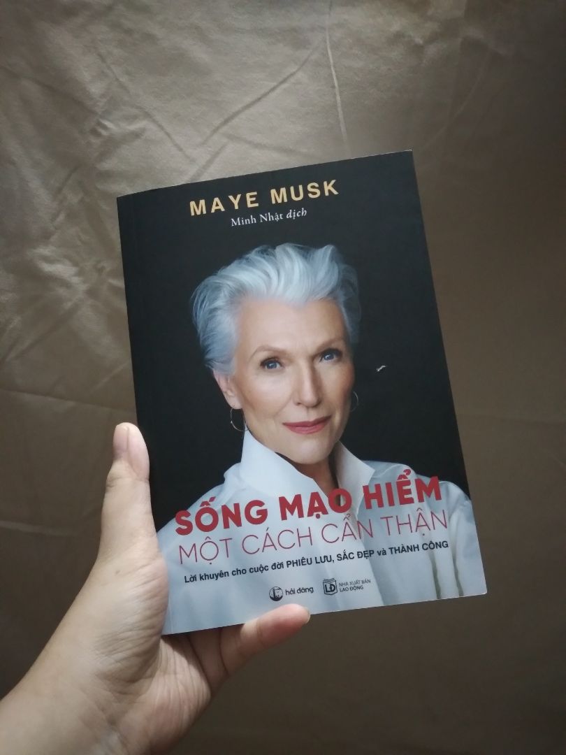 Mua sách này vì crush bảo sách hay, đọc thấy ấn tượng và tâm đắc với nhân vật chính - 1 ng phụ nữ trải qua nhiều thăng trầm cuộc sống nhưng vẫn chăm chỉ, nỗ lực và tươi sáng. Nhân vật chính là một người thực tế, phóng khoáng, thích xê dịch, lối suy nghĩ và hành động thông minh, tận tụy với gia đình, công việc, hóm hỉnh và yêu đời. 
Dạo gần đây crush có vẻ căng thẳng vì sk và công việc, bộn bề này kia, và trong đó cũng có 1 phần nhỏ nguyên nhân do mình cũng gây nên drama sảng nữa :))) đây mới là người thứ 2 mình rung động và vẫn còn dc liên lạc với nhau đến giờ. Vì crush đã đọc vài chương trong cuốn này cho mình nghe, mình đã mua và đọc sách này đấy. Mà sách cũng hay và có ý nghĩa thật ạ, nên mn cứ mua đi.
Ko pik là mqh này dc bao lâu, nhưng cuốn sách này chắc chắn sẽ trở thành kỷ niệm mình dành cho crush.
Chúc mn bình an.
Em chúc anh dù như thế nào cũng thật bình an, lạc quan, em chúc em cũng mạnh mẽ và bình an.