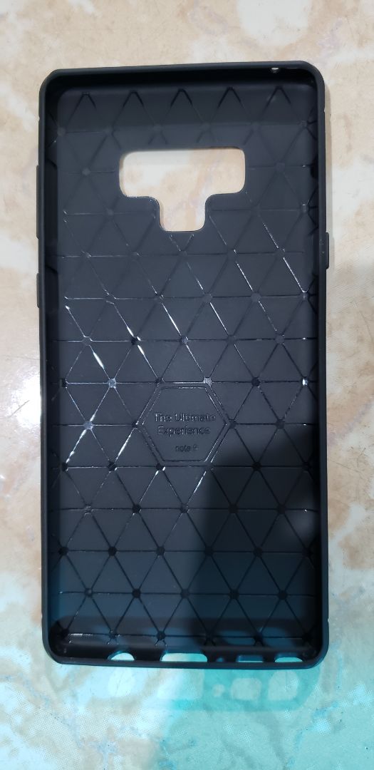 Ốp chống trơn trượt khá tốt, vừa khít với điện thoại.