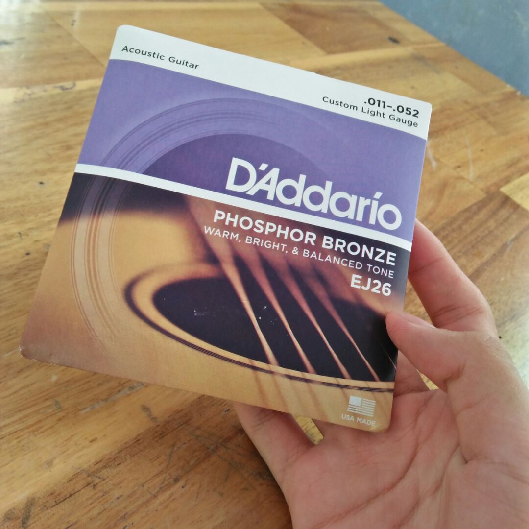 lúc giao tới cái hộp ngoài hơi móp nhưng mà dây đàn gói kĩ, nguyên vẹn :3
 
NICE !