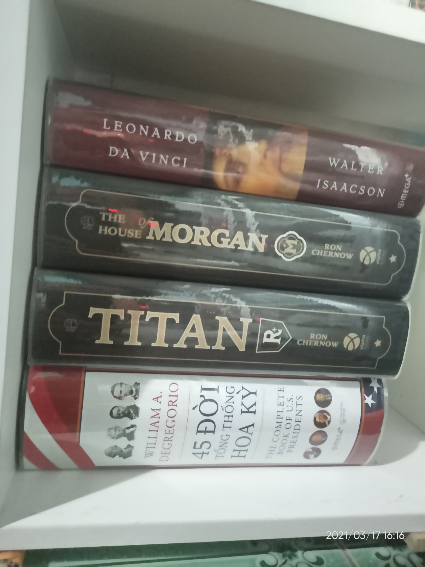 may mắn khi mình mua được bộ này ngay đợt sale 50% đợt sinh nhật Tiki được ap mã giảm giá nữa nên giá quá hời luôn. 
về phần ngoại quan quá xịnnnnn sò luôn. sách mới cứng khâu vận chuyển cũng khá là oke. không bị móp méo gì hết 
mình khá hài lòng luôn❤