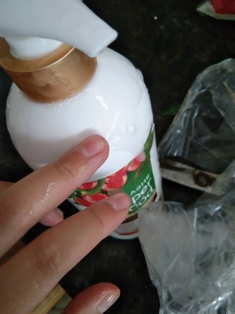 Dầu gội dạng vòi nên đến nơi bị đổ ra một ít Hàng ở hcm , còn mk ở hải phòng  , sop  cũng đã gói  rất kỹ, mk không trách sop hay bên vận chuyển . Mọi khi mk mua dầu gội ở  sop khác hay trên các sàn thương mại điện tử đều thế, ngoài ra không có gì. Sản phẩm rất ok , nhiều bọt, thơm,  so với dove , treseme,....vvv thì không bị rụng nhiều tóc