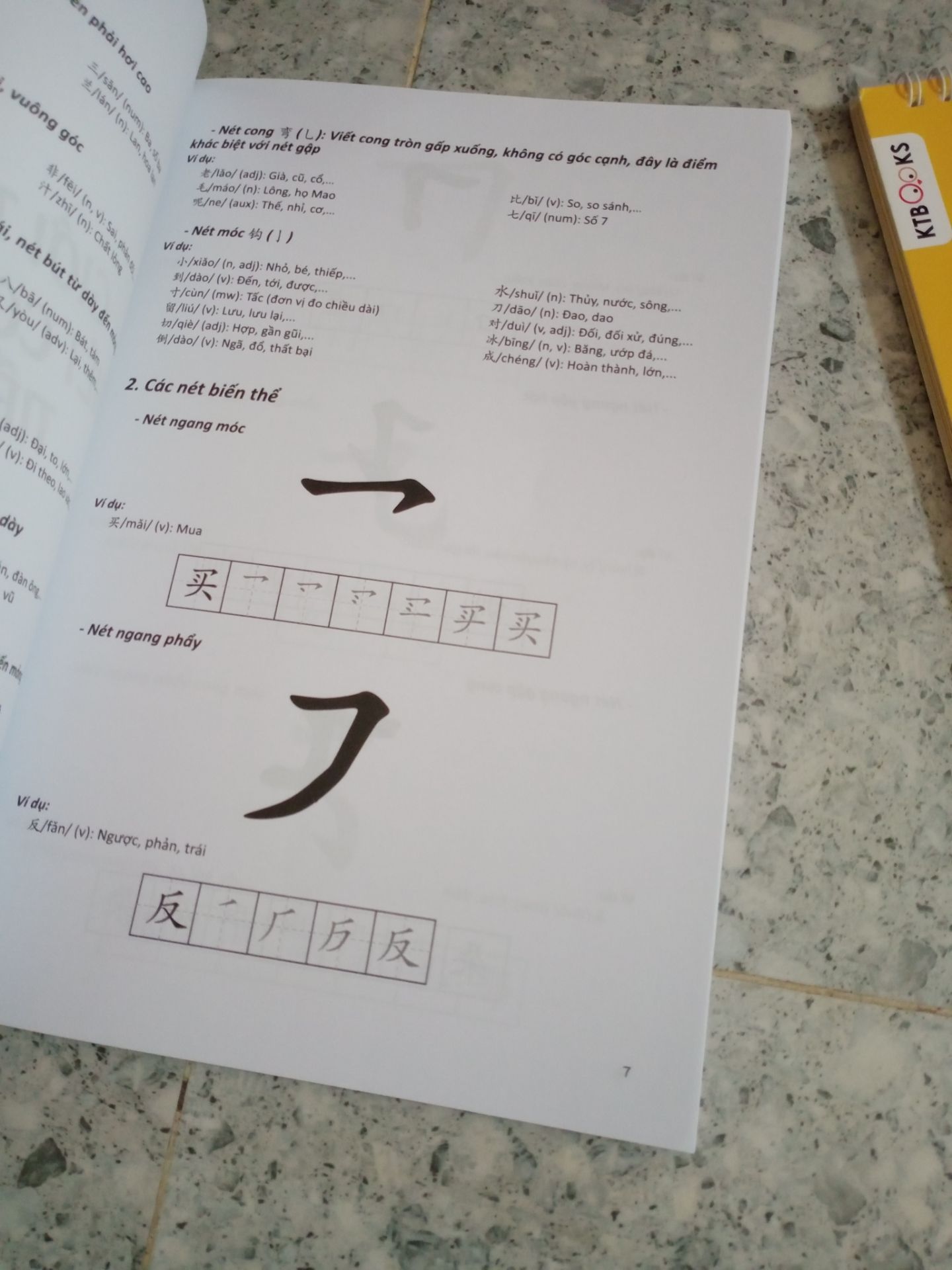 món hàng mặc dù giao hàng chậm nhưng món hàng nó rất giống với trong hình và còn có đĩa CD dạy học tặng kèm( nó rất hay) có luôn cả hướng dẫn tập viết cho tất cả mn và còn có rất là nhiều cây viết mực nữa ko bt là khi nào tui mới xài đc hết nữa ?????