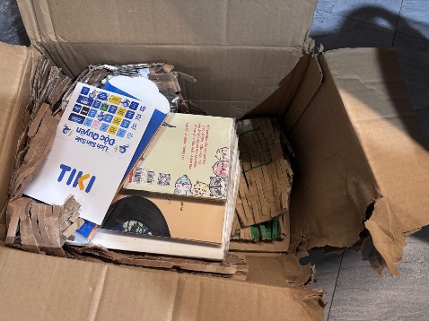 Lần đầu tiên thấy Tiki giao hàng mùa mưa mà đóng gói kiểu tạm bợ thế này

Kết quả là sách của mình đã bị ướt.