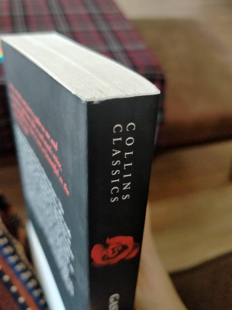 Condition 8/10, có vài chỗ bị như ảnh, nhưng được cái gói hàng rất cẩn thận nhé. Giá khá rẻ, sách nhẹ.