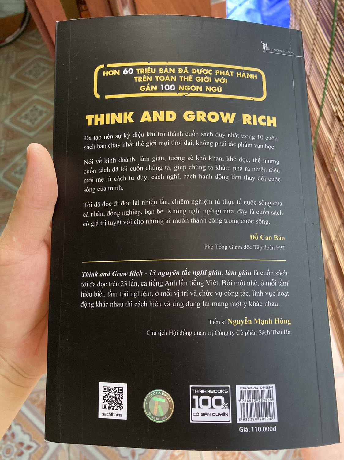 Hộp đựng bên ngoài méo mó không giống các lần trước mình mua sách trên Tiki. Và hơn nữa nếu mình không cod book-care thì ít nhất cũng để vào cái túi bóng chứ. Sách có vết xước ở mặt trước và mặt sau. Vì mình mua sách trên face quyển đó giờ bung hết nên mua lại chứ thấy không phải sách mới 100% là cũng không hài lòng rồi