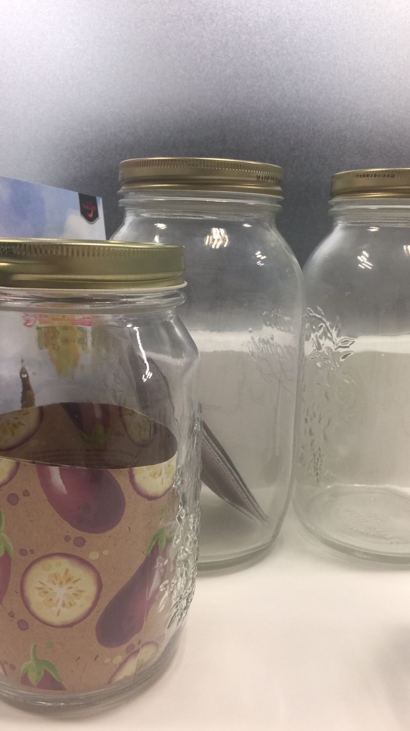 Nhìn chung ok. Giả rẻ so với một thương hiệu Made in Italy. Thuỷ tinh trông vàng vàng, không trong xanh như các nhãn thuỷ tinh uy tín (ví dụ của Weck - Đức).
Khá nghi ngờ về độ chính hãng của sản phẩm. Nhãn dán vào chai dính chặt luôn, bóc là rách giấy và vết keo vẫn còn đó dù chà rửa bằng nước (dùng cồn hay xăng thì hoạ may đi). 
Theo quan sát và kinh nghiệm riêng, thông thường những nhãn hàng SX tại VN hay TQ hay có kiểu nhãn dán rẻ tiền dính chặt vào sản phẩm như thế. Góp ý: Thêm một chút chi phí cho khâu nhãn mác, superfake thì cũng nên lưu ý điều này.