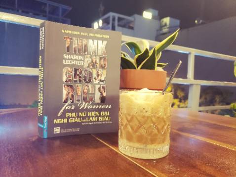 Cuốn sách với tựa đề For Women sẽ mang lại sự kiên định cho sự tham vọng về tiền bạc, dám nghĩ giàu và làm giàu ở phụ nữ. 
Sách đc nhận đến tay được bọc cẩn thận. Không móp méo.