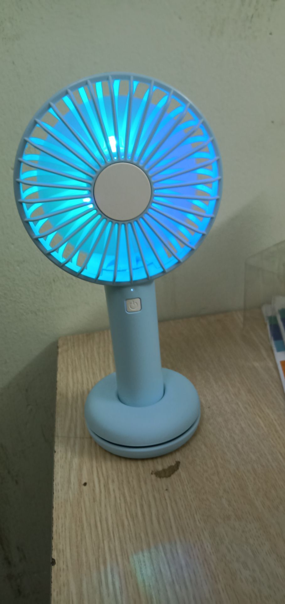 Trông bé tí mà thổi mạnh phết :))) có hẳn hai chế độ với cái đèn led trông xinh thật sự. Hàng đóng gói rất cẩn thận, vận chuyển còn chưa đên 24 tiếng ship đã gọi rồi. 10 điểm cho shop ❤