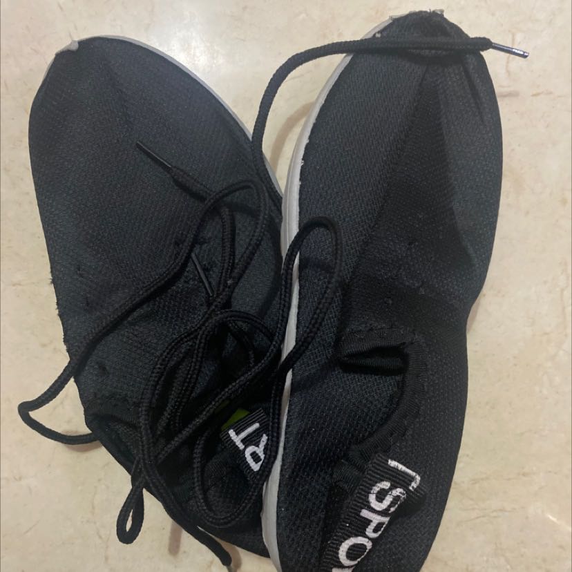 Mua ủng đi mưa mà shop giao cho giày fake như này là sao?