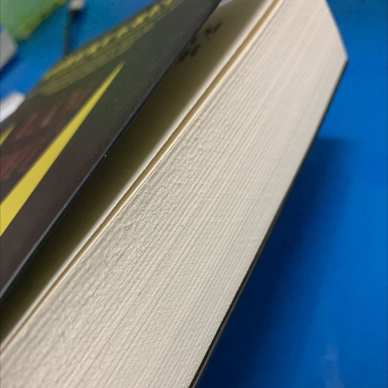 Sản phẩm: làm bằng loại giấy mình k rõ là loại gì, không bóng, 525 trang nhưng cầm khá nhẹ, tuy nhiên hơi bị bong tróc phần cạnh.
Nội dung: sách không nói về cách để làm chủ doanh nghiệp. Mà là hướng dẫn bạn lựa chọn một con đường nghề nghiệp phù hợp với đam mê và phát triển nó tốt nhất để đạt được thành tựu. (Làm chủ có nghĩa là làm chủ một ngành, một sự nghiệp).