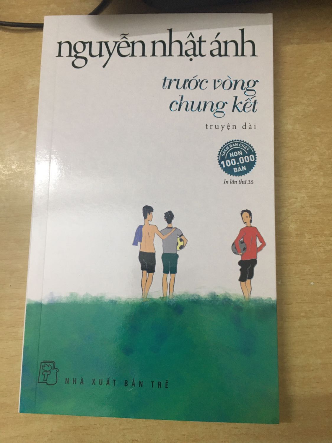 Sách k được bọc nhưng không bị méo, quăn sách. Sách rất đẹp! Nên mua nhé!