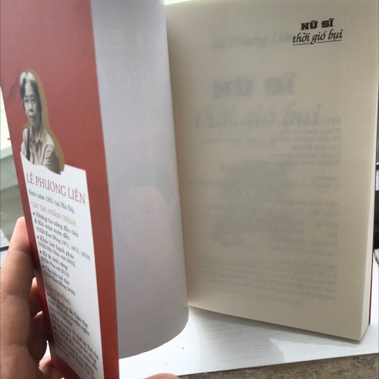 Giấy đẹp, sách giao nhanh, cơ bản là ok nhé! 
Bìa gập, cứng và in ảnh đẹp, thiết kế chữ bên trong các phần chỉn chu. 
Mua đợt sale nên rất thích. 
Nội dung đọc hay và cho mình hiểu thêm về nữ sĩ Đoàn Thị Điểm . 5 sao cho chất lượng Tiki.
