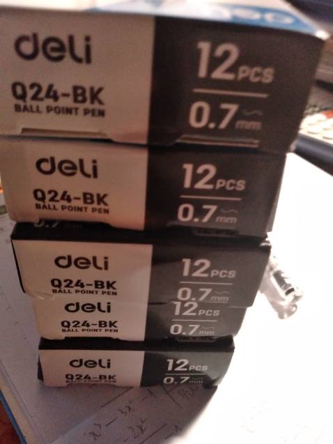 Bút viết đều mực, nhanh khô, ngòi 0.7 nên nét kh được mảnh lắm, bút viết nhanh hết mực xíu nhưng mà so với giá thì khá ổn ạ 🥰