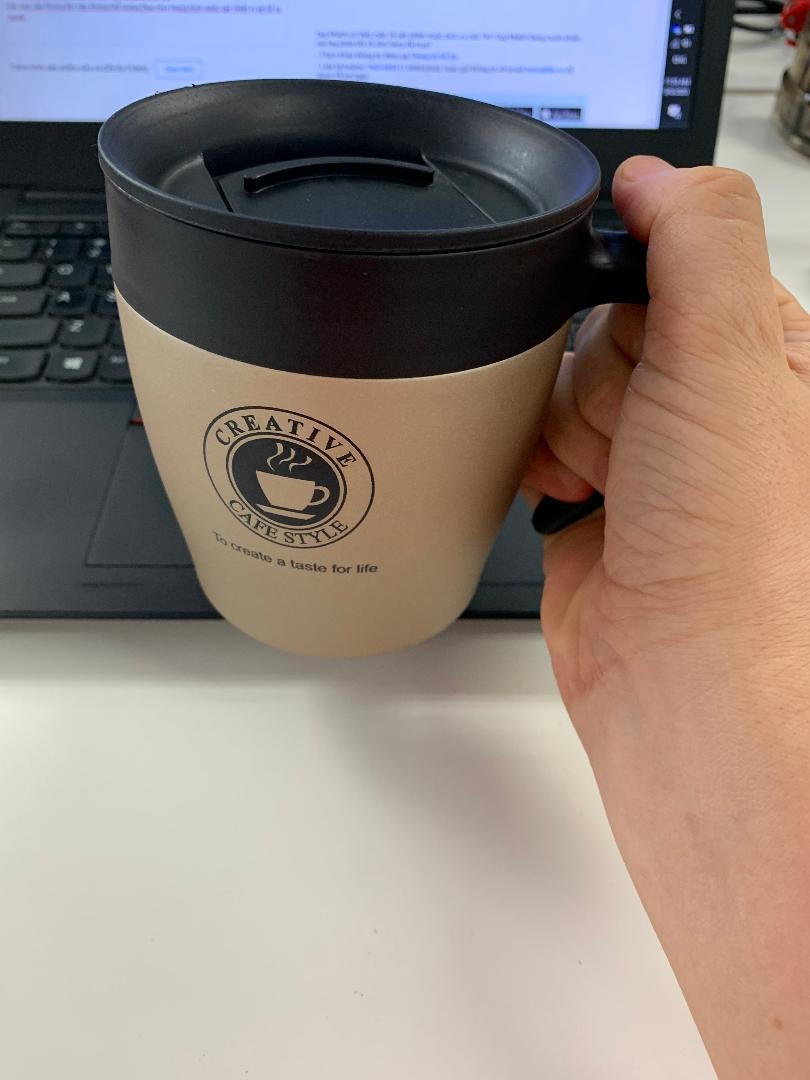 Với mức giá 99k thi chất lượng cốc có thể chấp nhận được. Giữ nhiệt ở mức tạm ổn, uống cafe đá nguyên buổn sáng vẫn ổn.
Cốc này nắp không kín nên không thể mang theo như mang bình nước giữ nhiệt vì sẽ đổ ra ngoài.
Tiện lợi khi dùng tại văn phòng