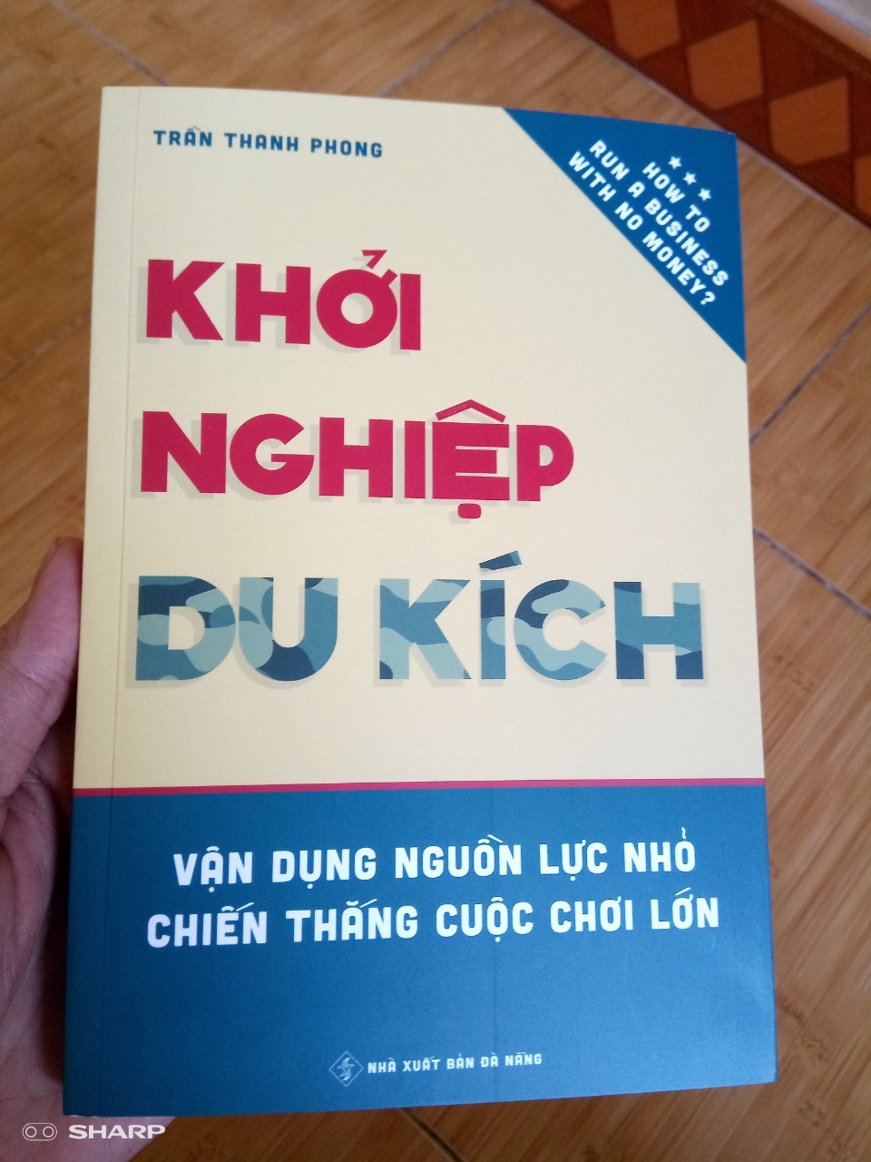 Sách phù hợp với những ai đang tìm kiếm ý tưởng kinh doanh hoặc có khao khát khởi nghiệp nhưng không biết bắt đầu từ đâu. Nội dung sách là những kiến thức không gì là quá cao siêu, cũng không chỉ là lý thuyết suông mà là những câu chuyện thực tế của chính tác giả, cùng với gợi ý các giải pháp giải quyết vấn đề từ định hướng kinh doanh, huy động vốn, quản trị nguồn lực, chiến thuật tiếp thị cho đến tập trung nguồn lực để mở rộng công việc kinh doanh. Đầu mỗi chương tác giả so sánh các hoạt  động của doanh nghiệp thông thường và doanh nghiệp hoạt động theo kiểu du kích. Cuối mỗi chương tác giả đút kết lại những nội dung cần lưu ý.
Đây là cuốn sách thứ 2 mà tôi đã đọc của tác giả Trần Thành Phong, và tôi vẫn thích cách suy nghĩ đơn giản nhưng đầy tích cực. Lúc nào cũng thấy tràn đầy năng lượng. Đặc biệt là cả 2 cuốn sách mà tôi đã được đọc đều thấy sự nhiệt huyết của tác giả gửi đến độc giả.