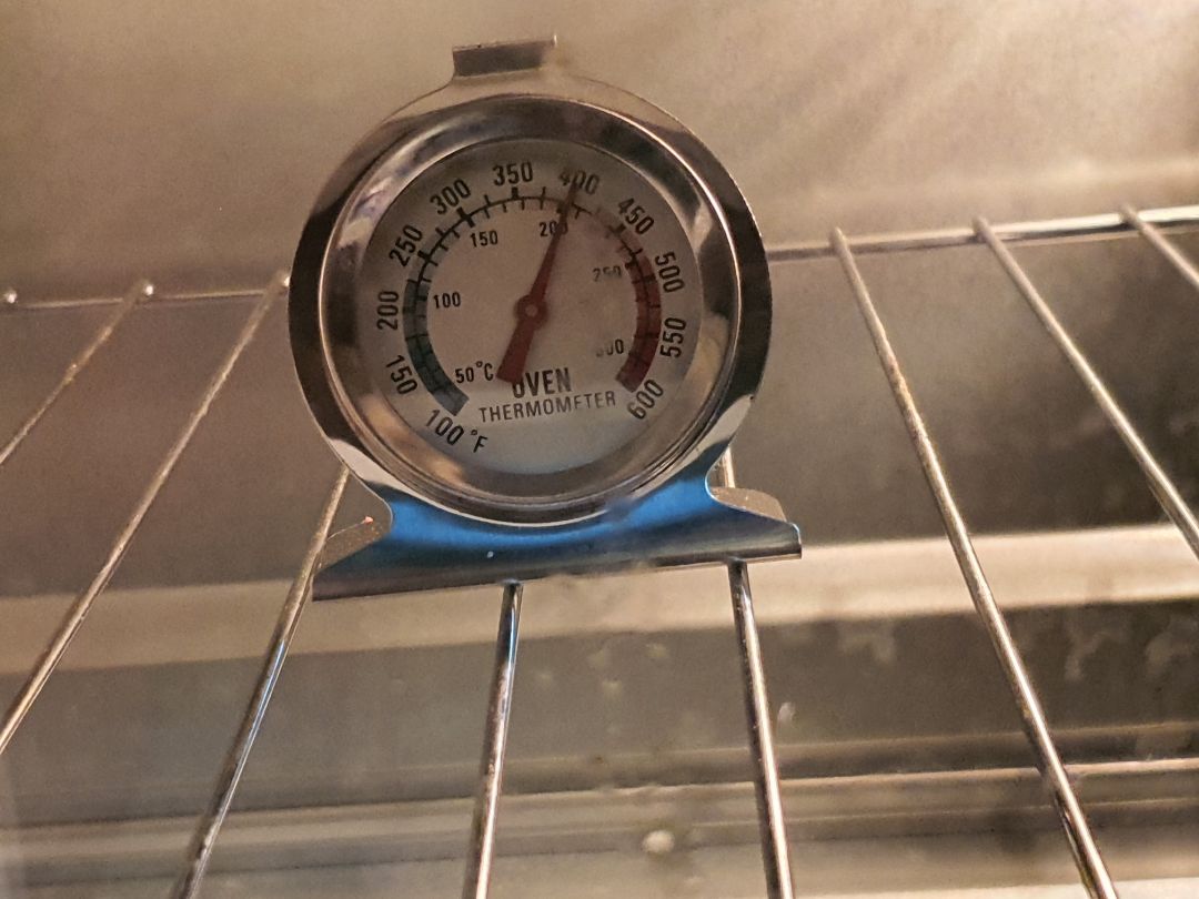 mình mua lò nướng từ tháng 2, tính ra gần 1,5 tháng xuất hiện tình trạng lệch nhiệt kinh khủng, mình feeling kinh hoàng với việc mua lò nướng này, fail 6 lần cake và bánh mì, mình kiểm tra cả khi làm nóng lò hay đưa bánh vào, thề dù có bảo hành okie, mình không bao giờ mua sản phẩm lò nướng cua Sanaky nữa.